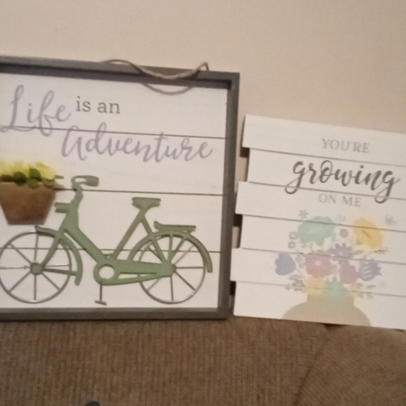 NWT 2 Spring Fiberboard Signs - Picture 1 of 4